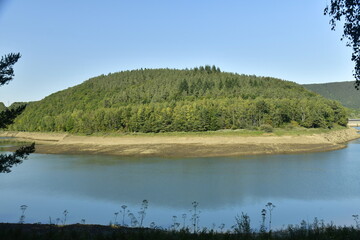 Le lac inférieur de la centrale hydroélectrique de Coo occupant l'ancien méandre de l'Emblève aux rives parfois abruptes dans un paysage sauvage en Haute Belgique