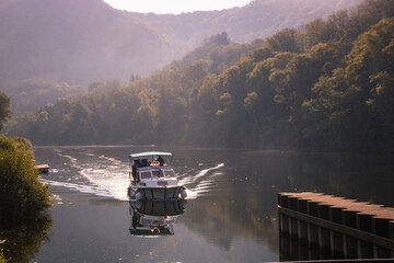 bateau de plaisance dur le doubs en franche comté