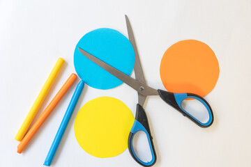 ハサミと色鉛筆とカラフルな円の紙