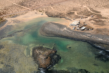 Fotografía aérea de una cala en la costa de Majanicho en la isla de Fuerteventura, Canarias