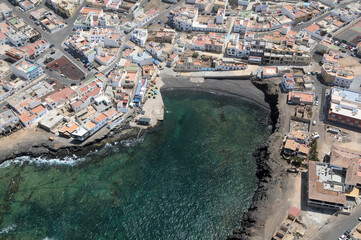 Fotografía aérea del pueblo y costa de Corralejo en la isla de Fuerteventura, Canarias