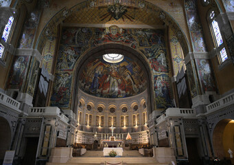 Fototapeta na wymiar L' intérieur de la Basilique Sainte-Thérèse de Lisieux.