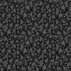 Nahtloses Muster auf einem Meeresthema mit leichten Konturfischen und Muscheln, Umrissfische auf schwarzem Hintergrund