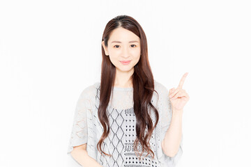 ポイントを示すカジュアルな服を着た女性