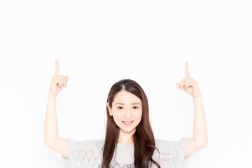 ポイントを示すカジュアルな服を着た女性