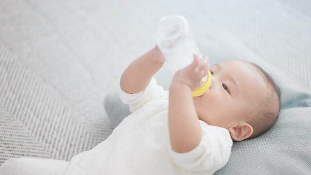 ミルクを飲む赤ちゃん　イメージ