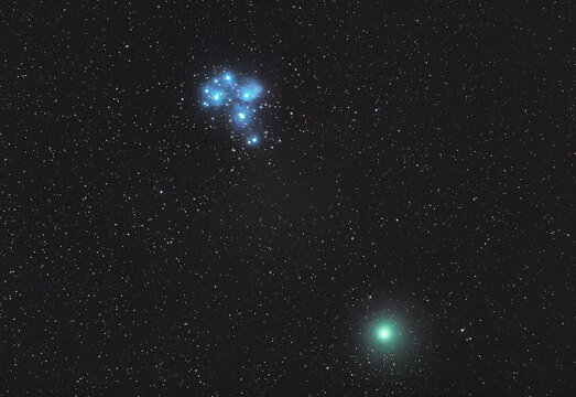 Gromada gwiazd Plejady M45 znana jako siedem si&oacute;str lub Subaru oraz kometa Wirtanen - Zdjęcie głębokiego kosmosu