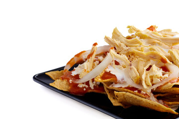 Chilaquiles rojos con pollo, comida tradicional mexicana en el desayuno o comida