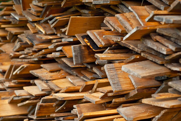 Many wooden boards are in the column. The wooden boards are dried out in the open air
