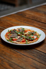 Pizza con carne y tomates
