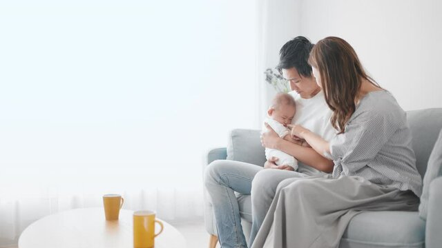 赤ちゃんをあやす両親