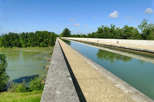 Le pont-canal au-dessus de la Garonne &agrave; Agen