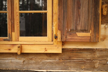 Okno z drewnianą framugą i okiennicą
