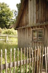 Chata drewniana rustykalna za płotem drewnianym latem © Seance_Photo_Sylwia