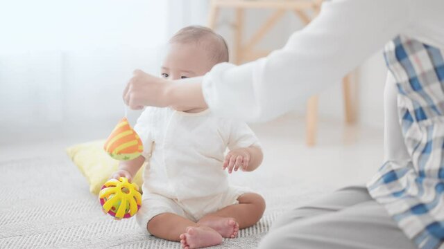 赤ちゃんと遊ぶ保育士　イメージ