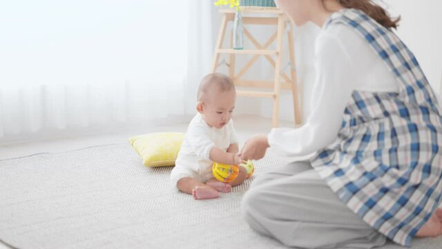 赤ちゃんと遊ぶ保育士　イメージ