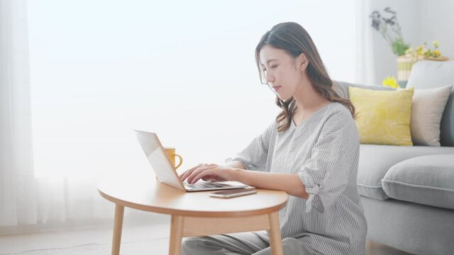 ノートパソコンで仕事をする女性　イメージ