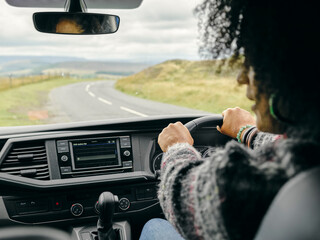 Woman driving car © Cultura Creative