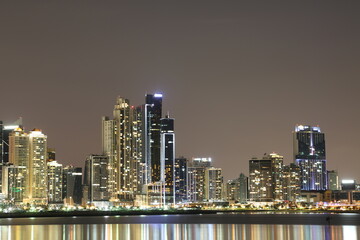 Ciudad de Panamá, vista nocturna de los edificios