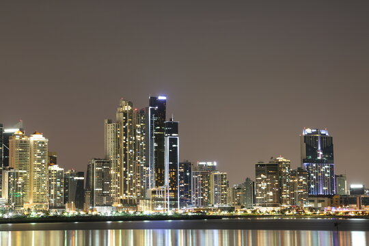 Ciudad de Panam&aacute;, vista nocturna de los edificios