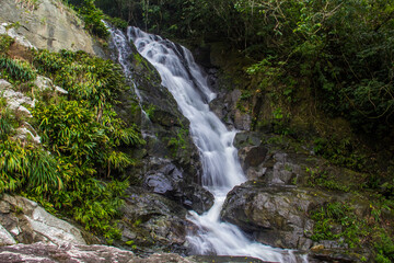 Fototapeta na wymiar Hermosa caida de agua en Cole Panamá