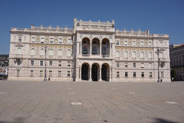 Obraz premium Government Palace of Triest on the main square