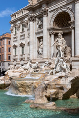 Fototapeta na wymiar famous trevi fountain in rome with flowing water