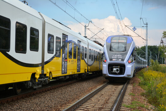 Pociąg pasażerski  osobowe na torach kolejowych. 