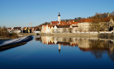 Obraz premium Beautiful, quaint, ancient Bavarian town Landsberg on Lech on a clear, sunny winter day with blue sky (Bavaria, Germany) 