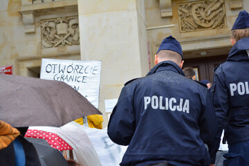 Policjant na służbie interweniują na zabezpieczeniu proteście we Wrocławiu. Uchodźcy na...