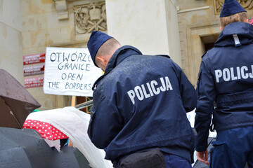 Policjant na służbie interweniują na zabezpieczeniu proteście we Wrocławiu. Uchodźcy na granicy.  © FotoDax