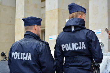 Policjant na służbie interweniują na zabezpieczeniu proteście we Wrocławiu. Uchodźcy na granicy.  © FotoDax