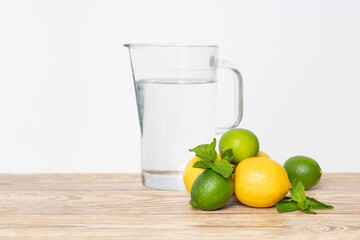 Karaffe mit Wasser und Zutaten wie Zitrone und Limette mit Minze.