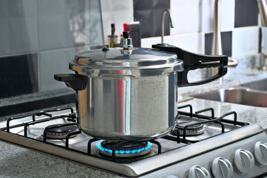 Pressure cooker under the stove fire