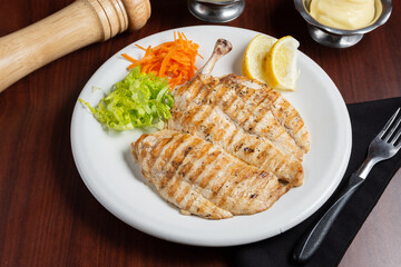 pechuga de pollo grillada en plato