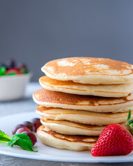 pancakes saludables, deliciosos y acompañados  con frutas