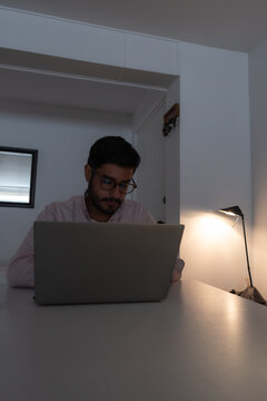 1 hombre negro mirando la pantalla mientras teletrabaja en la oscuridad 