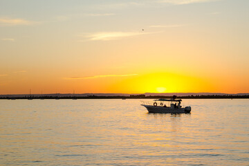 Bote en el atardecer