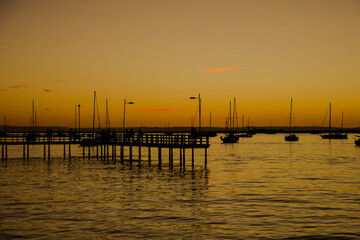 Obraz premium atardecer en el muelle del malecón 