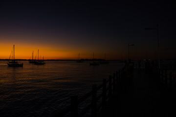 Obraz premium atardecer en el muelle del malecón 