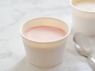 カップに入ったストロベリーアイスとバニラアイス