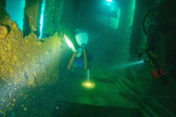 フィリピン、パラワン州のブスアンガ島コロン島に沈没している日本の沈没船をダイビングで撮影した写真 Photo taken by diving of a Japanese sunken ship sinking on Coron Island, Busuanga, Palawan, Philippines. 