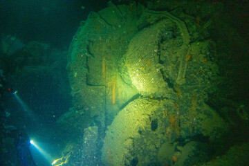 フィリピン、パラワン州のブスアンガ島コロン島に沈没している日本の沈没船をダイビングで撮影した写真 Photo taken by diving of a Japanese sunken ship sinking on Coron Island, Busuanga, Palawan, Philippines. 