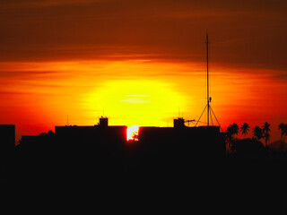 Naklejka premium Sunset between the buildings.