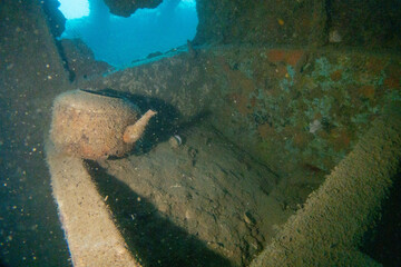 フィリピン、パラワン州のブスアンガ島コロン島に沈没している日本の沈没船をダイビングで撮影した写真 Photo taken by diving of a Japanese sunken ship sinking on Coron Island, Busuanga, Palawan, Philippines. 