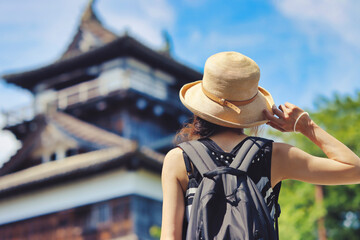 丸岡城を観光する女性の後ろ姿 - obrazy, fototapety, plakaty