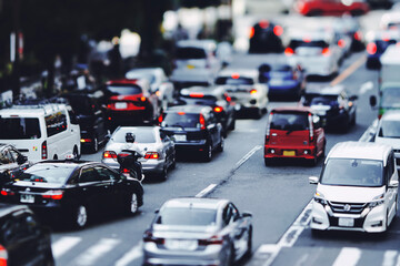 日本の道路を走る車 交通イメージ