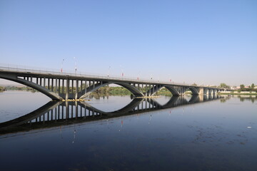 Obraz na płótnie Canvas the bridge over the river