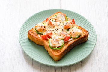 熱々のピザトーストが青い皿の上に