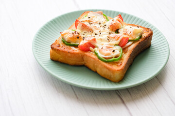 熱々のピザトーストが青い皿の上に